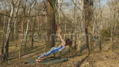 在公园里练习<strong>气</strong>重力的年轻女子